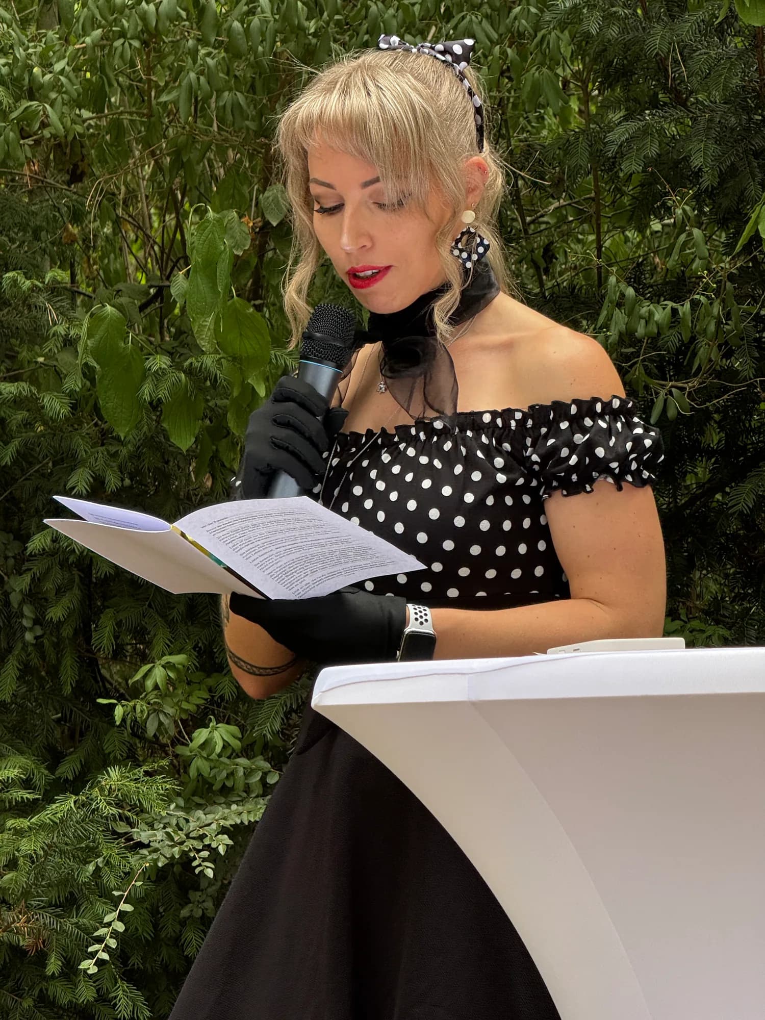 Nadine Butz liest während einer freien Trauung aus ihrem Redemanuskript